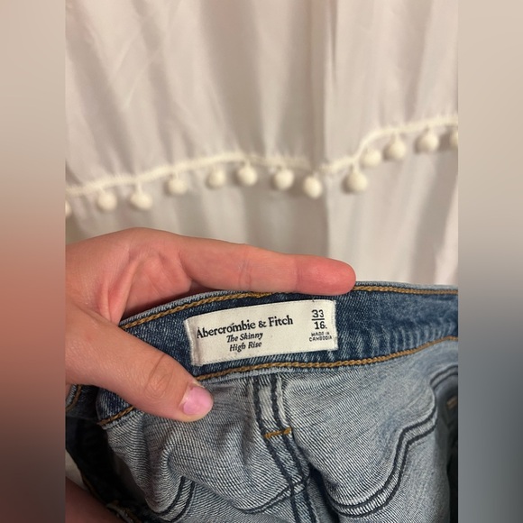 Abercrombie & Fitch The Skinny High Rise Distressed Jeans Size 16 - Picture 2 of 3